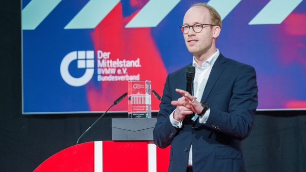 Zukunftspreis für Maximilian Viessmann - Der BVMW hat den Zukunftspreis an Maximilian Viessmann, Geschäftsführer von Viessmann, verliehen - Quelle: Markus Pletz